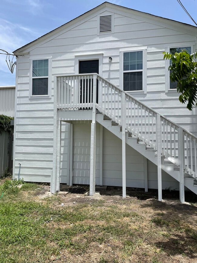 Building Photo - 1401 N De Leon St Unit C Rental