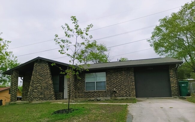 Building Photo - Well-Maintained Home with Modern Features in Prime Live Oak Location
