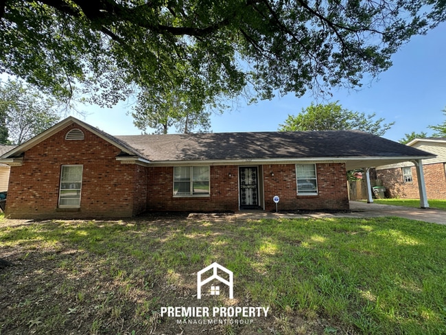 Building Photo - Charming 3BR/2BA Raleigh Home | Spacious Layout, Fireplace & Fenced Yard
