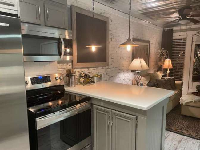 Photo - 937 Edgewater Cir