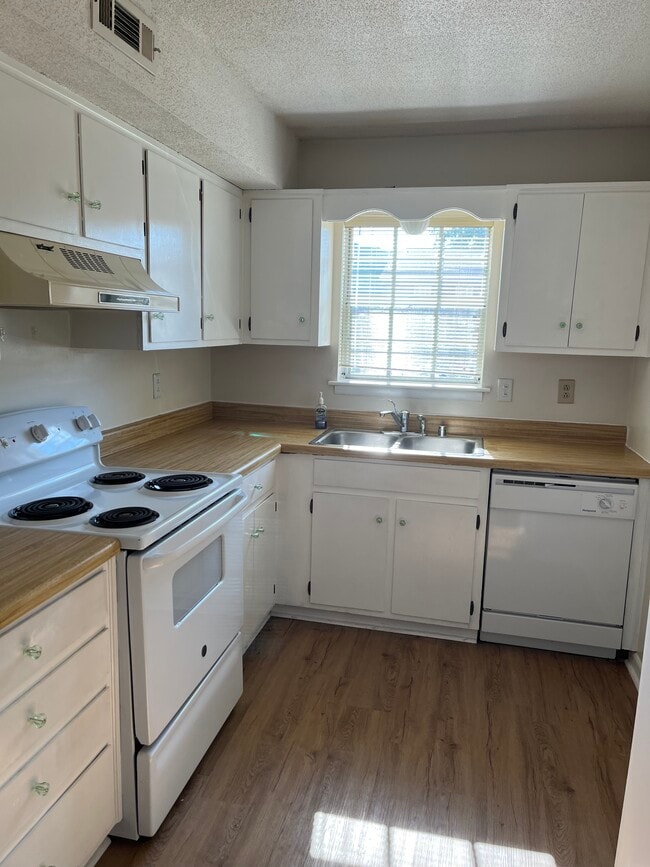 Building Photo - 203 Marinawoods Dr SE Unit 1 Rental