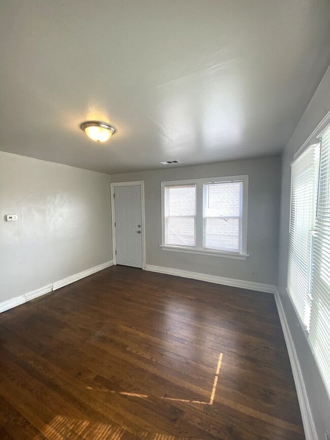 Photo - Upstairs 1 bed 1 bath in Linwood Place Addition
