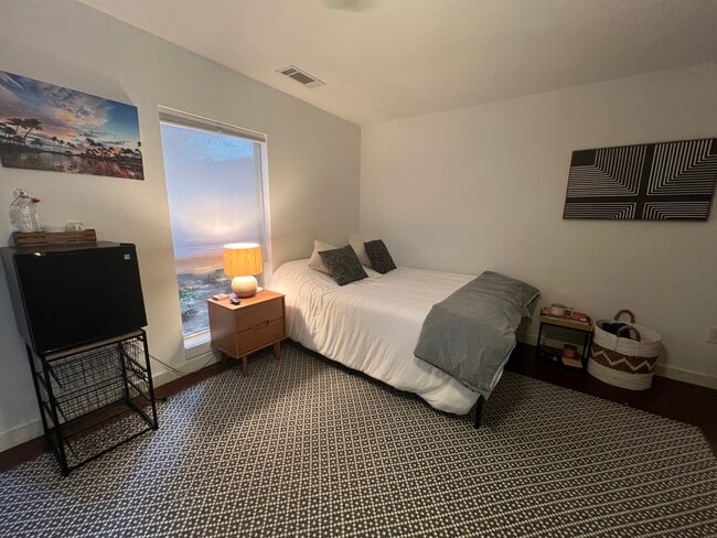 Photo - 920 Memorial Dr SE