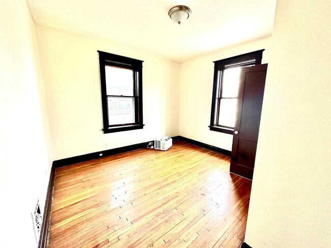 Building Photo - 3949 Tholozan Ave Unit Upstair