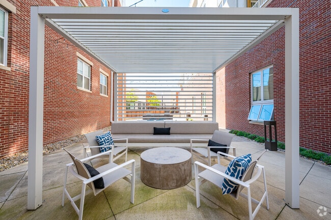 Área de parrilla del patio - The Landing Apartments