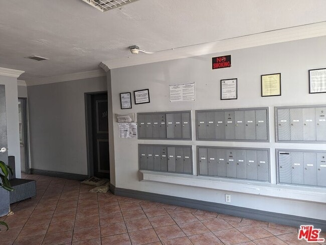 Photo - 615 N Rossmore Ave