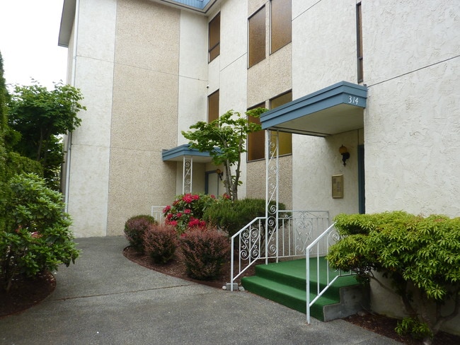 Photo - 314 N 134th St Apartments