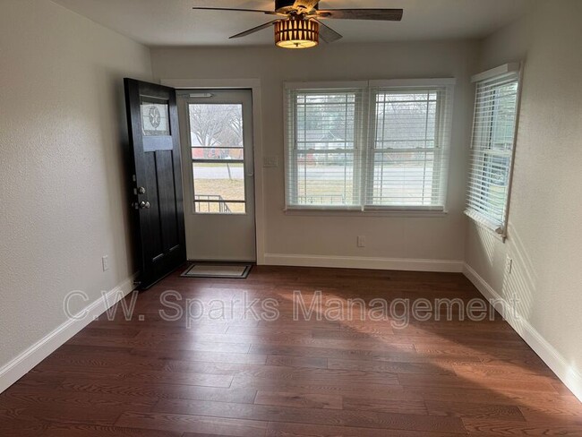 Photo - 822 Avenue C