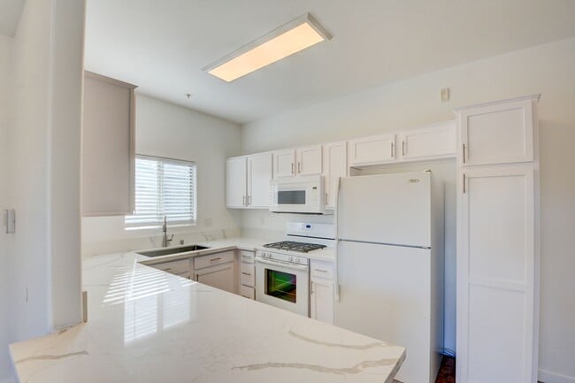 Building Photo - CLEAN, move in ready~GATED and super COMMUNITY!