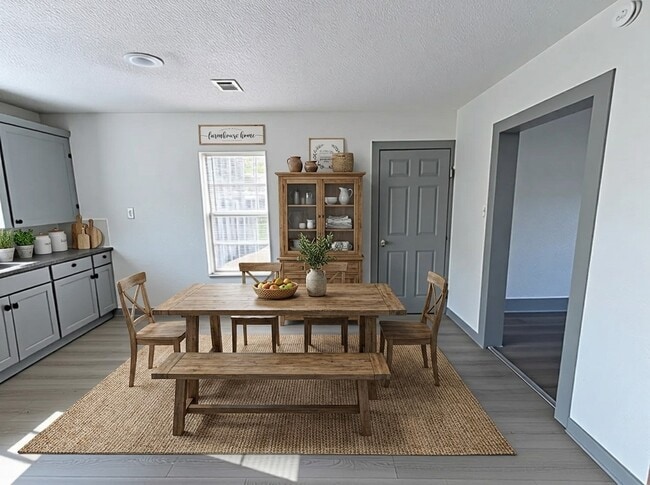 Photo - 608 E 4th St