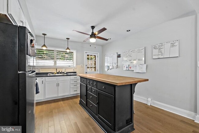 Photo - 2141 Montrose St