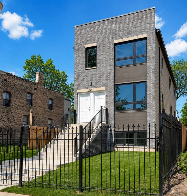 Building Photo - 736 N Pine Ave Unit 1