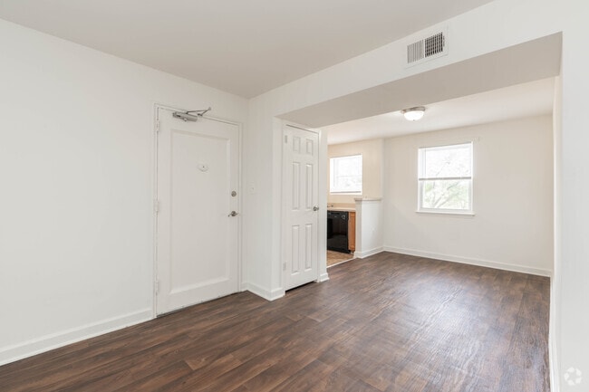 2BR 1BA 783SF