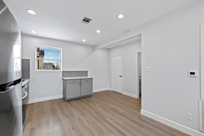 Building Photo - 1010 27th St