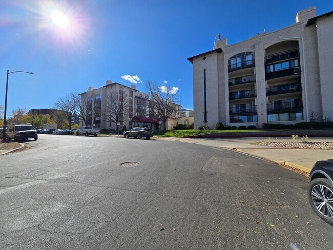 Building Photo - Spanish Towers 2 Bedroom Unit 361