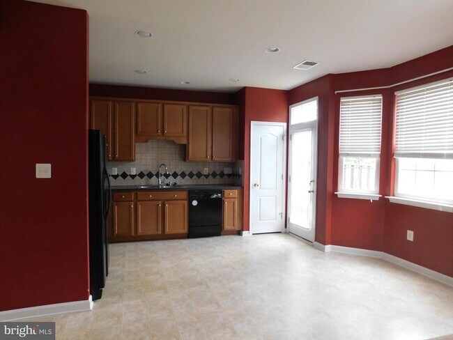 Photo - 402 Kintyre Ln