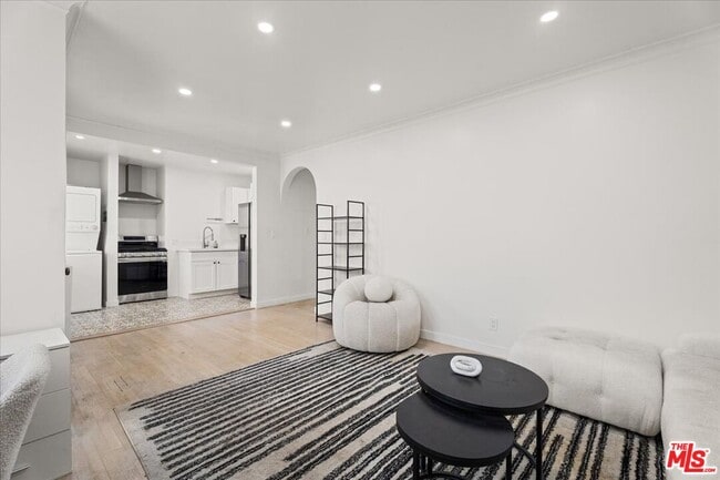 Photo - 205 S Reeves Dr Condo