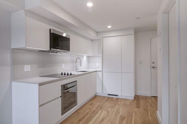 Building Photo - 3460 Rue Peel Unit 402