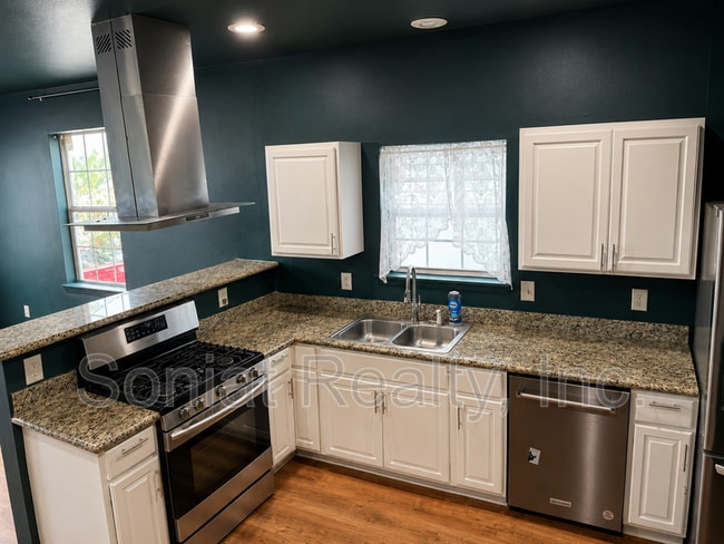 Photo - 1461 N Robertson St