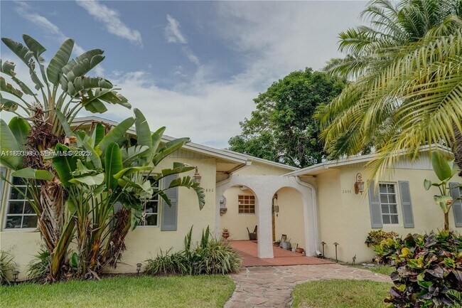 Building Photo - 2401 SW 58th Manor Unit 2