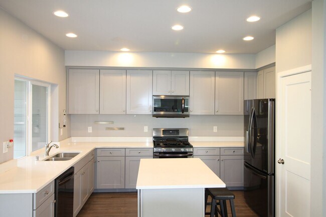 Photo - 3 Bed 2.5 Bath - Townhome - Ft Nugent Park - NAS Whidbey