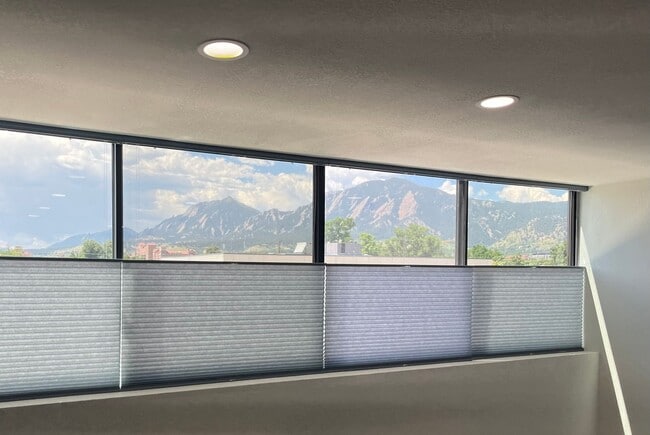 Building Photo - Bright South-Facing Condo with Stunning Fl...