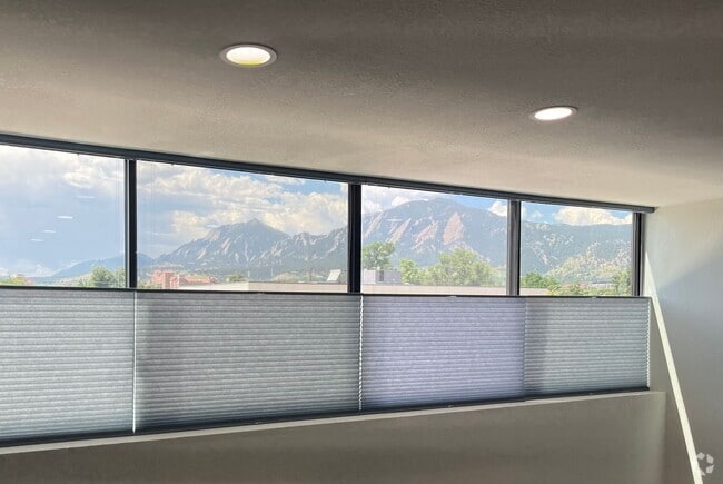 Building Photo - Bright South-Facing Condo with Stunning Fl...