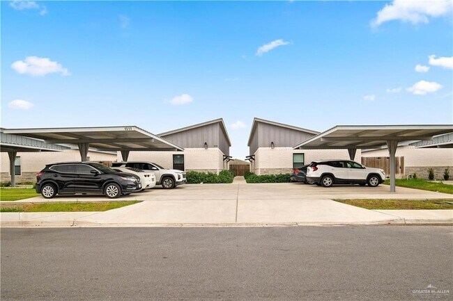 Building Photo - 1511 Playa Dr Unit 2