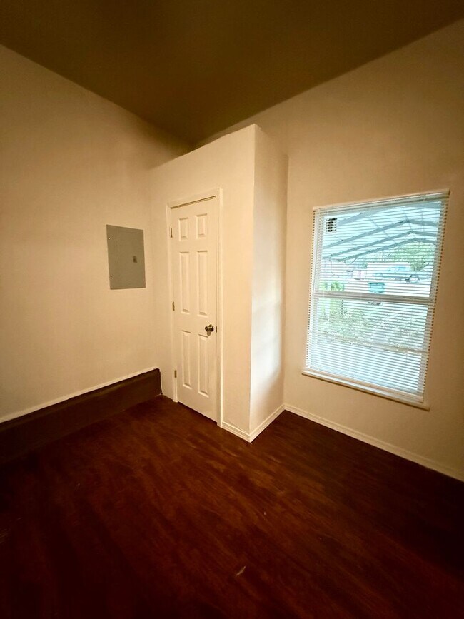 Photo - Freshly Painted 4 Bedroom Bungalow/ Vouchers Welcome