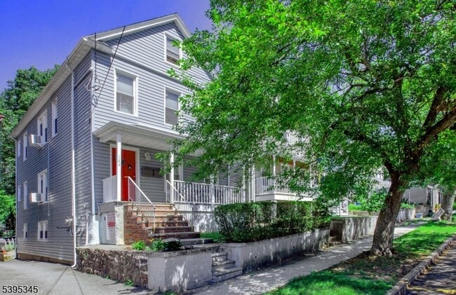 Building Photo - 142 Forest St