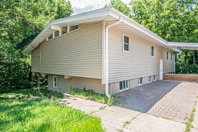 Building Photo - Spacious home close to K-State!