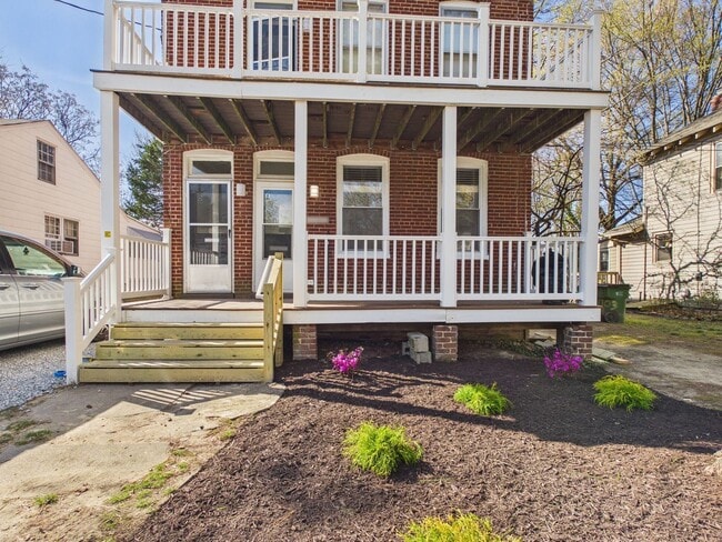 Building Photo - 1703 Oakdale Ave Unit Apt A