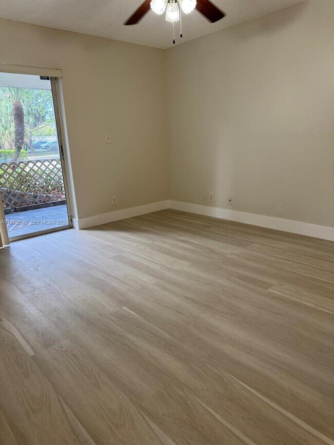 Photo - 320 NE 12th Ave Unidad 703