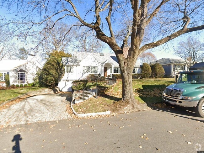Building Photo - 111 Radcliffe Rd Rental