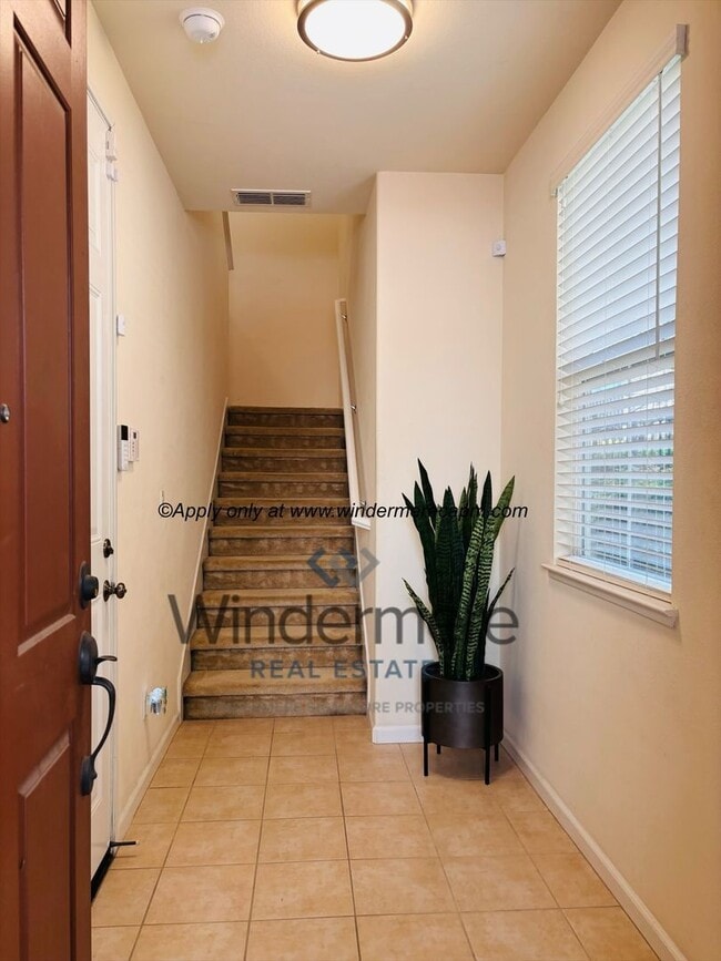 Photo - Stylish & Spacious 2 bedroom-/1 bath Condo in Astoria at Gateway Oaks!