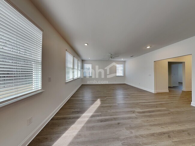 Photo - 380 Pointe Dr