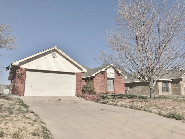 Building Photo - Spacious Brick Home! Zia School District!