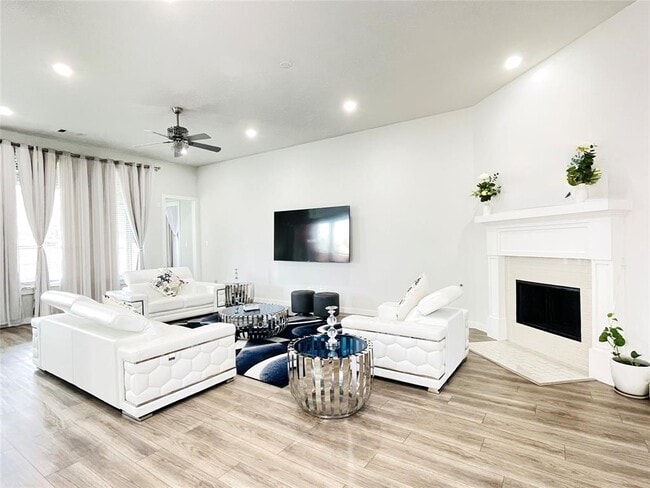 Photo - 18414 Kilbowie Pl House