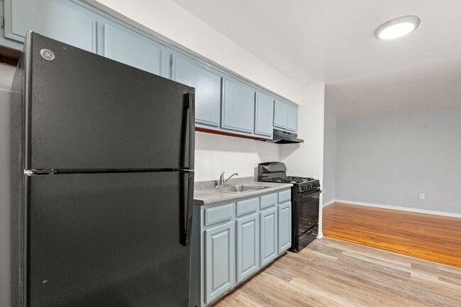 Photo - Professional Management, Modern, Large Apt...