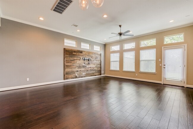 Photo - 5807 Larkin St