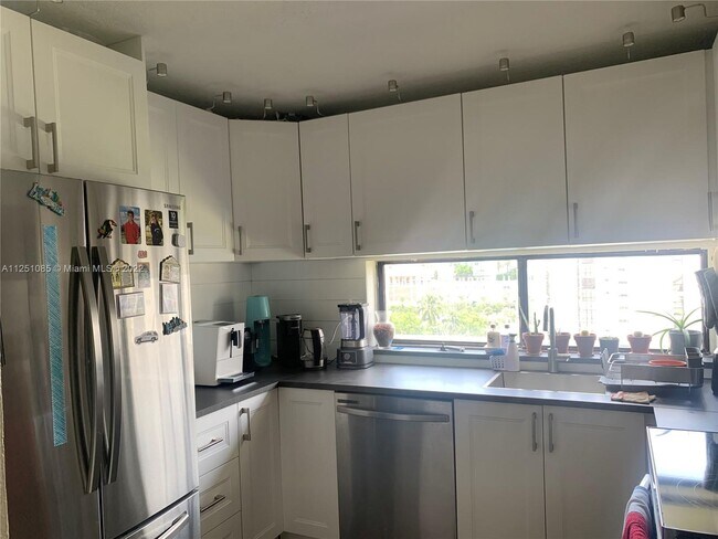 Photo - 17011 N Bay Rd Unidad 1019