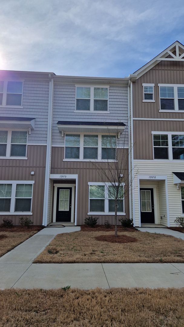 Building Photo - Brand New Townhome | 3 BR/3.5BA | 1-Car Garage | Near Downtown Mooresville