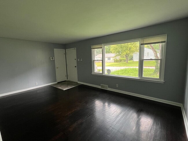 Building Photo - Gorgeous THREE bedroom home with one bath, AVAILABLE NOW!  Passed all inspections!  Gated back ya...