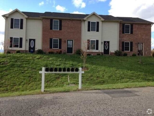 Building Photo - 3 BR 2.5 Bath Townhouse