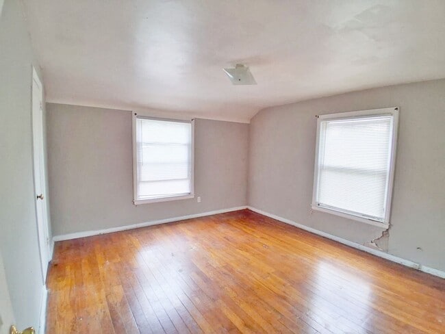 Building Photo - 2 BED 1 BATH BEAUTIFUL SINGLE FAMILY HOME