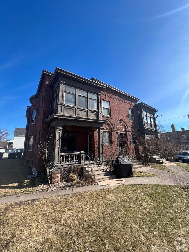 Building Photo - AVAILABLE AUGUST - 2 Bedroom 1 Bath Lower ... Unit 108 S 14th Ave E Rental