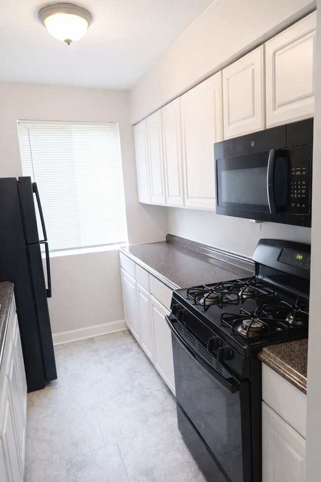 Photo - 2026 Move-In Special – $500 LEASE SIGNING BONUS!! Top-Floor 2-Bedroom Condo in Southwest DC – Rem... Unidad 303