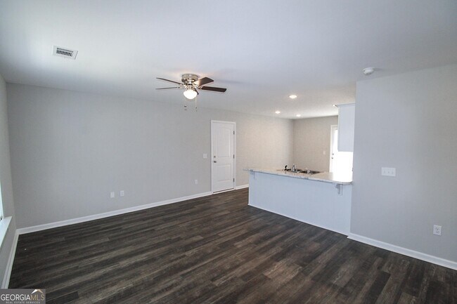 Photo - 200 Evans Ter