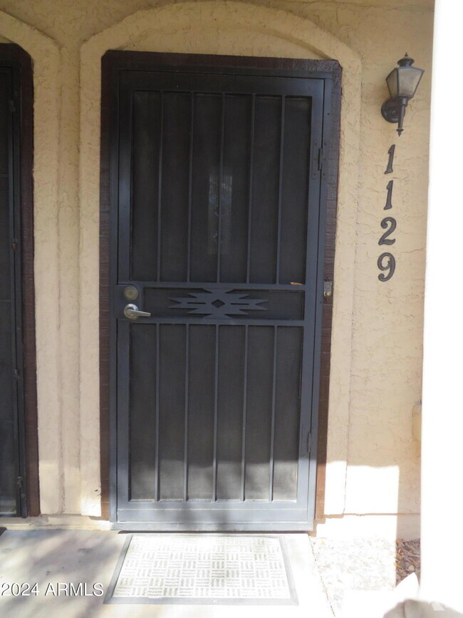 Building Photo - 921 W University Dr Rental
