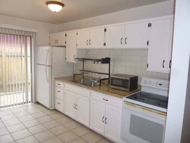 KITCHEN - 720 Miller Ct